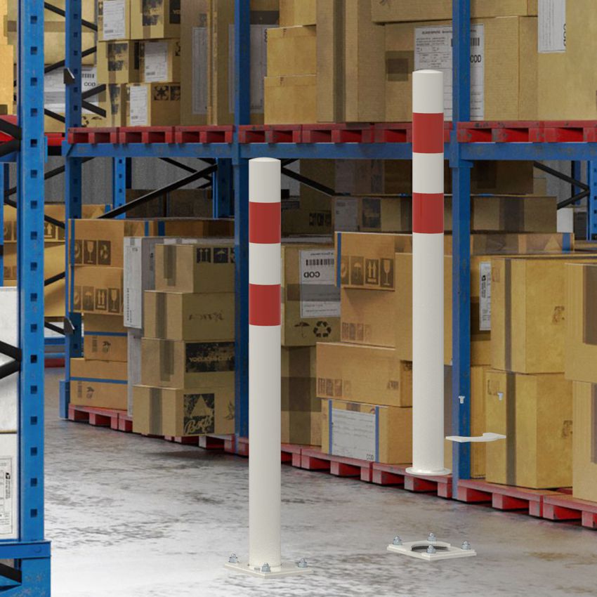 Weiß-rote Rammschutz-Pfosten in herausnehmbarer Ausführung im Lager: zwischen Palettenregalen, mit Bodenplatten zum Aufdübeln als Anfahr- und Regalsschutz.
