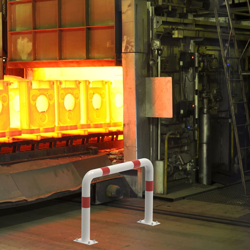 Das Bild zeigt einen Rammschutzbügel in Weiß mit roten Streifen zum Schutz eines Industrieofens.