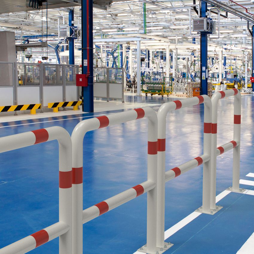 Das Bild zeigt Rammschutzbügel in Weiß-Rot zur Absicherung in einer Industriehalle.