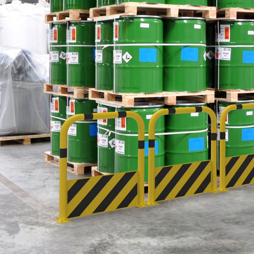 🚧Rammschutz-Bügel | Unterfahrschutz | Ø76 mm | B1000 x H1150 mm | gelb/schwarz | Aufdübeln 2 Gelb/schwarzer Rammschutz-Bügel als Anfahrsicherung vor einem Gefahrgut-Lager