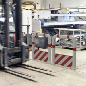 Das Bild zeigt Rammschutzbügel mit Unterfahrschutz in Weiß-Rot in einem Verkehrsbereich für Gabelstapler.