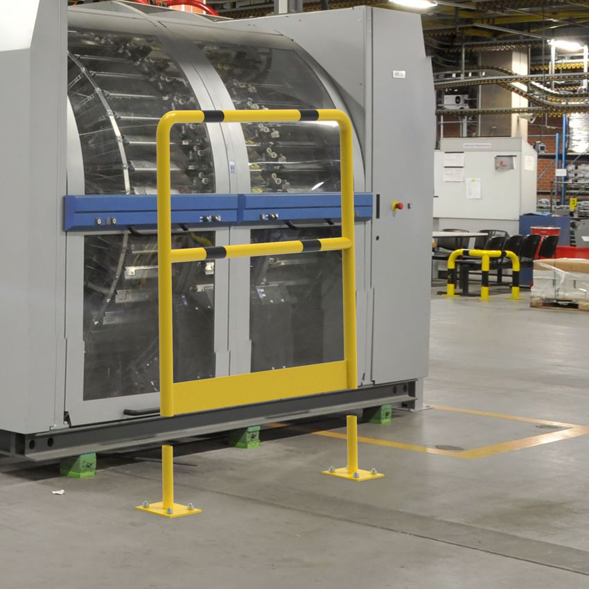Gelb-schwarzer, herausnehmbarer Maschinen-Rammschutz mit Knieholm und Unterfahrschutz vor einer Produktionsmaschine.