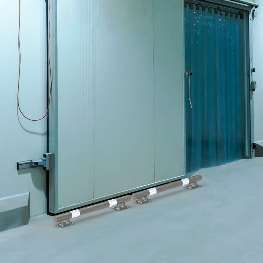 Verzinkter Rammschutzbalken als Anfahrschutz vor einer Industrietür mit PVC-Streifenvorhang.